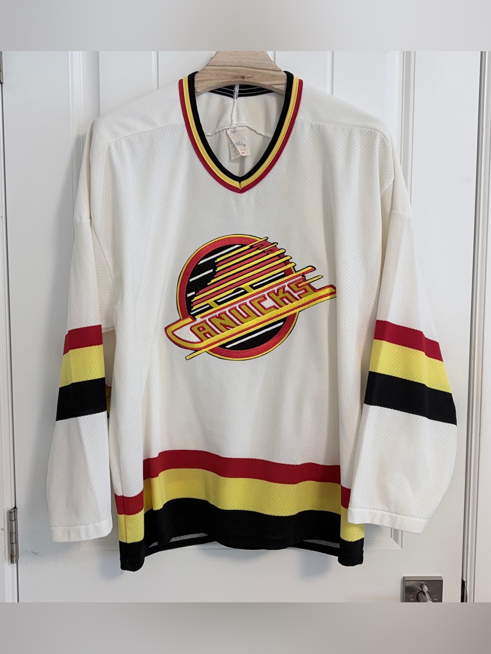 Authentic Vintage Maska Vancouver Canucks White Skate Jersey Size XL